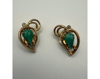 Vintage Gold Tone Green Teardrop Cabochon Rhinestone Clip On Earrings Leaf Swirl