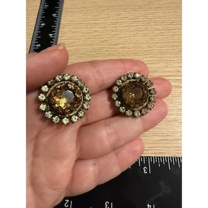 Kolczyki z klipsem w kolorze bursztynu i kryształków w odcieniu mosiądzu