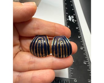 Pendientes de clip vintage de estilo retro de los años 80, con diseño de abanico acanalado en esmalte azul marino y tono dorado.