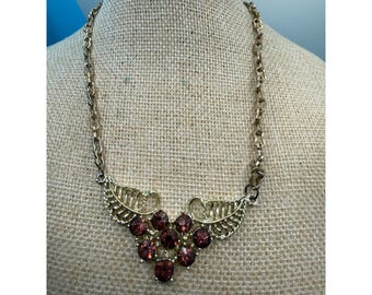 Collar babero vintage de hoja con diamantes de imitación morados en tono dorado, cierre plegable de 16 pulgadas.