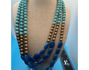 Collar llamativo estilo bohemio vintage de triple hebra en oro azul cobalto con cuentas.