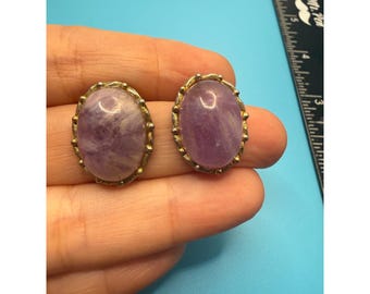 Pendientes de clip ovalados con cabujón de amatista vintage y acabado dorado, estilo llamativo.