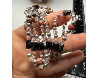 Collar vintage de varias hebras con cuentas, cloisonné floral, negro, rosa y tono plateado.