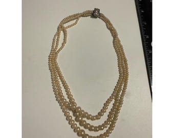 Collar vintage japonés de tres hileras con perlas de imitación graduadas y cierre de diamantes de imitación de 35,5 cm (14").