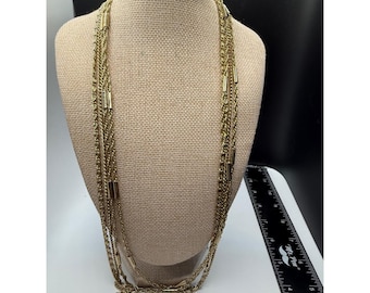 Collana vintage a più fili e strati color oro con chiusura brutalista, lunghezza 32 pollici.