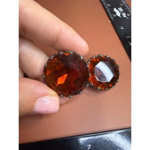 Orecchini vintage a clip in vetro ambrato topazio con incastonatura a griffe a dente di cane.