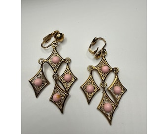 Pendientes colgantes de clip con cuentas rosas en tono dorado vintage y colgante de diamante ornamentado