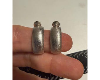 Boucles d'oreilles larges clips argentées en satin brossé vintage