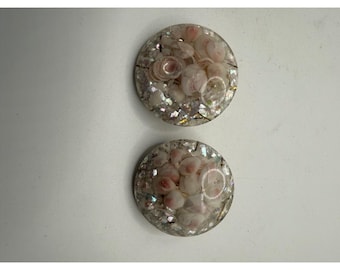 Pendientes de clip de resina Lucite con forma de concha marina rosa vintage, iridiscentes, redondos, estilo costero.