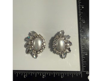 Vintage örhängen med pärlor och strass i silverfärgat kluster