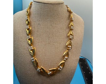 Collar con colgante de hoja de perlas sintéticas en tono dorado vintage, diseño botánico de 42 cm (16,5 pulgadas)