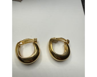 Pendientes de aro gruesos con clip, tono dorado vintage, pulidos, cónicos, anchos, estilo retro.