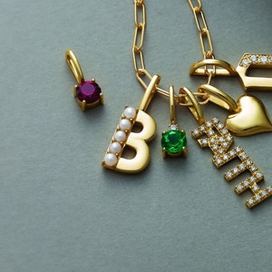 GOLD INITIAL ANHÄNGER, Gold Initial Charm, 14K Gold Perle Initial Charms / Anhänger - Süße Initial Charms - Geschenk für Sie - Brautjungfern Halskette