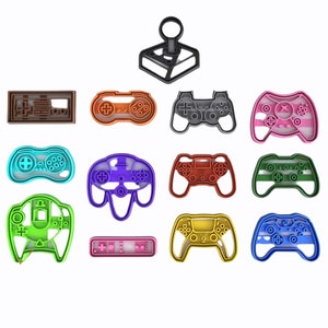 Puede incluir: Un conjunto de 12 cortadores de galletas de colores con forma de mandos de videojuegos y un joystick. Los cortadores están hechos de plástico y son perfectos para hacer galletas temáticas.