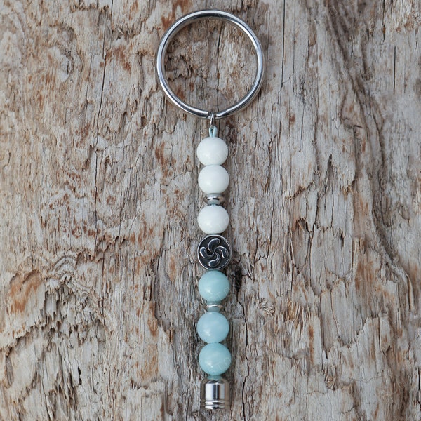 Porte-Clef en Jade Blanc et Jade Bleu Teintée avec Espaceurs et Croix Basque en Inox 304