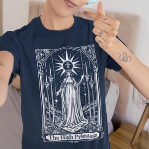 Camiseta de la Suma Sacerdotisa con Cartas del Tarot, Camiseta con Gráficos Místicos, Camiseta Espiritual para Mujer, Camiseta Vintage, Estilo Boho, Camiseta de Peso Medio, Gildan 5000L