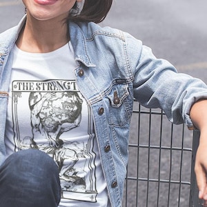 Carte de tarot design Strength The Justice, tsigane, chemise cadeau, t-shirt gothique, cadeau, t-shirt unisexe à manches courtes en jersey, toile bella 3001