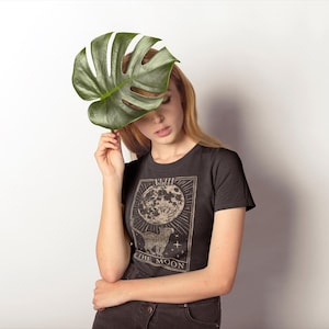 Camiseta de la luna, camiseta gráfica mística, camiseta de gato, camiseta para mujer, camiseta vintage, estilo boho, gato enamorado, camiseta de peso medio, Gildan 5000L