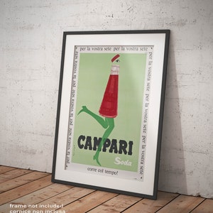 Può includere: Un poster vintage che pubblicizza Campari Soda. Il poster presenta una donna con gambe verdi e un vestito rosso, che tiene una bottiglia di Campari Soda. Il testo sul poster recita "per la vostra sete per la vostra sete per la vostra sete" e "corre col tempo!"