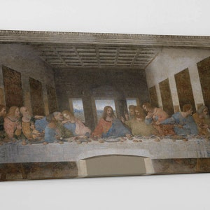 Pode incluir: Uma pintura que retrata a Última Ceia, uma cena famosa da Bíblia. Jesus senta-se no centro de uma mesa comprida com seus discípulos, todos vestidos com roupas de época. A pintura se passa em uma sala com pouca luz, com um teto de madeira e uma janela no fundo.