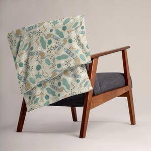 Pretty Peacocks Throw Blanket