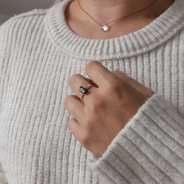 Turmalina Negra Rellena de Oro de 14k • Anillo envuelto en alambre • Natural en bruto • Joyería de cristal curativo • Chakra raíz • Protección del equilibrio de ansiedad