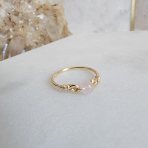 Anillo de cuarzo rosa relleno de oro de 14 k • Piedra preciosa redonda pequeña • Joyería de cristal envuelta en alambre hecha a mano • Minimalista • Meditación • Chakra del corazón