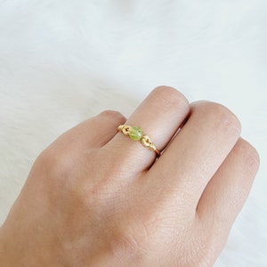 Anillo relleno de oro de 14 k con peridoto • Piedra preciosa pequeña • Joyería hecha a mano con envoltura de alambre • Cristales JACKRABBIT • Norte de California • Piedra natal de agosto
