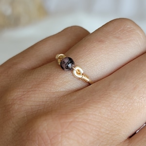 Anello in rodonite riempito in oro 14k • Piccola pietra preziosa • Gioielli in cristallo avvolti in filo fatti a mano • Minimalista • Meditazione • Chakra del cuore • Ansia