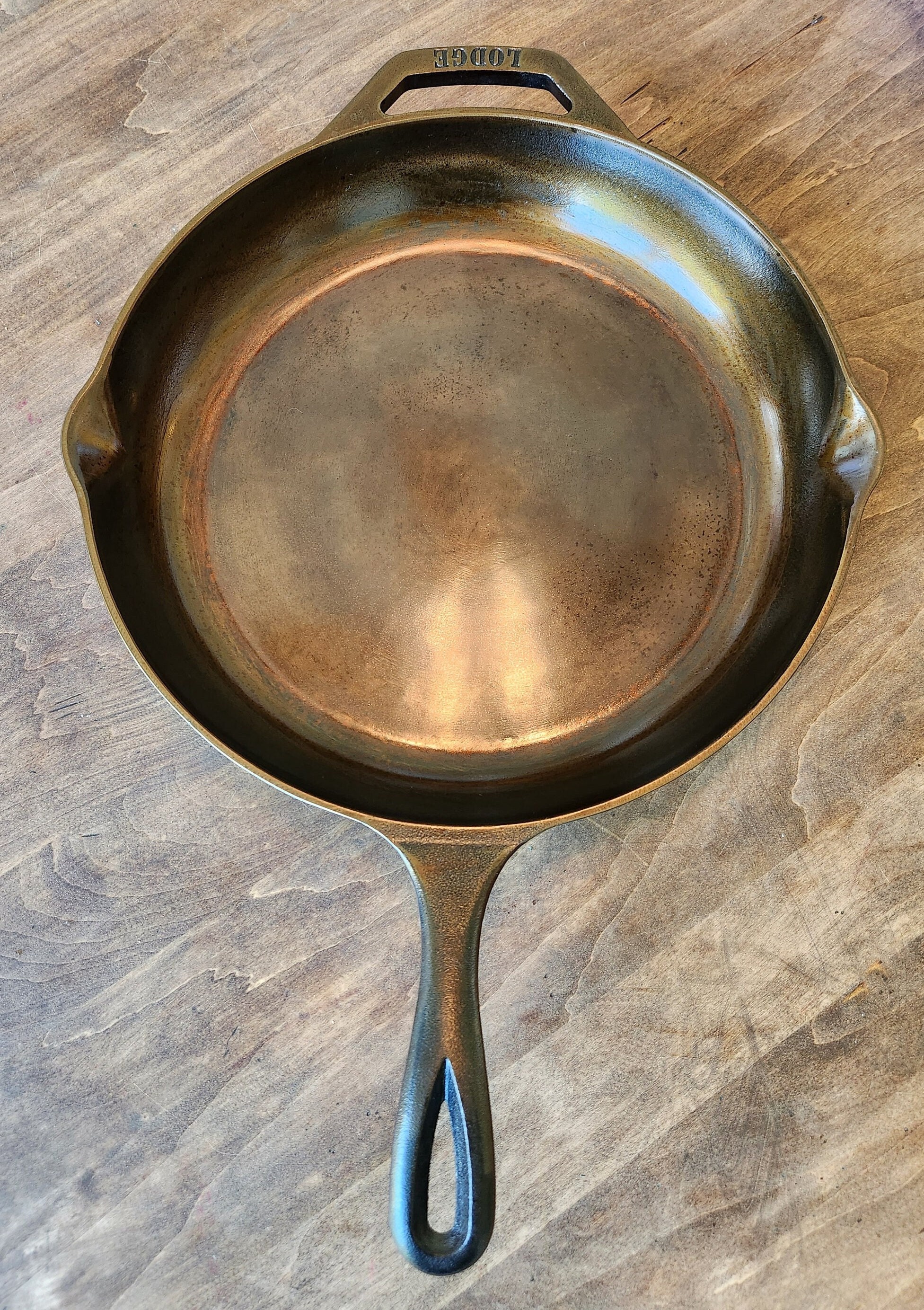 I just got my Smithey Ironware NO 12 cast iron in the mail. Beautiful. :  r/castiron