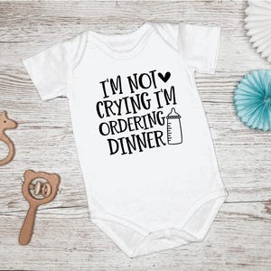 Funny Baby Bodysuit: "I'm Not Crying I'm Ordering Dinner" - Carter's Brand imagem 1