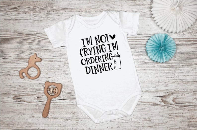 Funny Baby Bodysuit: "I'm Not Crying I'm Ordering Dinner" - Carter's Brand imagem 1