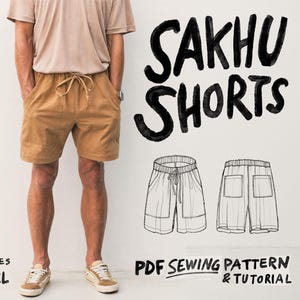 Könnte beinhalten: Ein Model trägt eine beige Shorts mit Kordelzug und Vordertaschen. Der Text "SAKHU SHORTS" wird in großen, schwarzen, handschriftlichen Buchstaben angezeigt. Darunter befinden sich zwei Strichzeichnungen der Shorts. Der Text "PDF SEWING PATTERN & TUTORIAL" wird ebenfalls angezeigt.