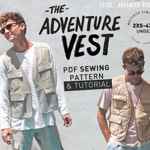Op de afbeelding: Twee mensen dragen beige adventure vesten met meerdere zakken. De afbeelding bevat de tekst "THE ADVENTURE VEST PDF SEWING PATTERN & TUTORIAL" en "2XS-4XL UNISEX". De vesten maken deel uit van een naaipatroon.