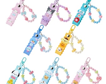 Puede incluir: Un conjunto de ocho llaveros coloridos con diferentes personajes de Sanrio. Cada llavero tiene un brazalete de cuentas con dijes. Los personajes incluyen Hello Kitty, My Melody, Cinnamoroll, Pompompurin, Kerokerokeroppi, Little Twin Stars y Kuromi.