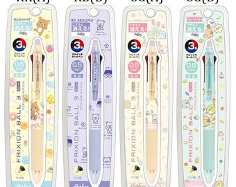 Könnte beinhalten: Vier farbige, einziehbare Stifte mit verschiedenen Charakterdesigns. Jeder Stift hat eine schwarze, rote und blaue Tintenpatrone. Die Stifte sind mit "FRIXION BALL 3 Slim" beschriftet und zeigen den Text "こすると消える!" , was mit "Es verschwindet, wenn man es reibt!" übersetzt werden kann.