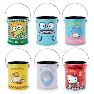 Könnte beinhalten: Satz mit zehn bunten Metall-Aufbewahrungsbehältern mit verschiedenen Comicfiguren-Designs. Die Behälter zeigen Figuren wie Keroppi, Pompompurin, Little Twin Stars und Hello Kitty.