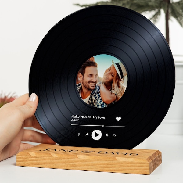 Personalisiertes Vinyl mit Holzständer Personalisiertes Album Cover mit Ihrem Foto als Geschenk zum Valentinstag. Individuelle Song Plakette als Geburtstagsgeschenk