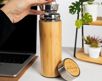 Vaso de acero inoxidable de bambú ecológico personalizado. Termo con infusor y colador de té, taza de viaje aislada con taza grabada.