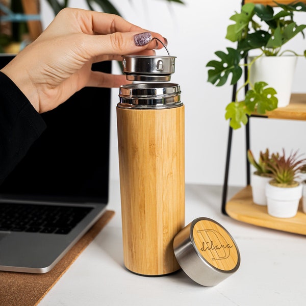 Bicchiere in acciaio inossidabile di bambù ecologico personalizzato. Bottiglia termica con infusore per colino da tè, tazza da viaggio isolata con tazza incisa.