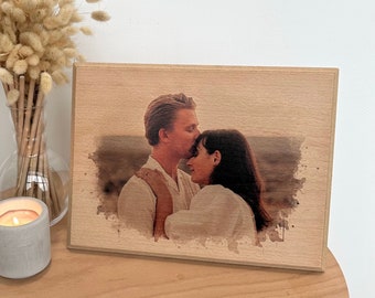 Foto personalizzata di un ritratto di coppia come regalo di anniversario. Foto personalizzata su legno, foto incisa su legno in stile acquerello, decorazione da parete personalizzata.