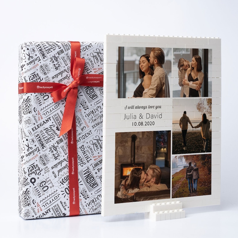 Puede incluir: Un rompecabezas de fotos blanco con un collage de cuatro fotos de una pareja. El rompecabezas est&aacute; en un soporte blanco. El texto "I will always love you Julia & David 10.08.2020" est&aacute; impreso en el rompecabezas.