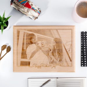 Kundenspezifischer hölzerner Rahmen Geschenk des Muttertags, gravierter Bilderrahmen als Muttertagsgeschenk. Personalisiertes Fotogeschenk für Mama, Mutter, Oma.