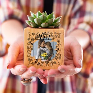 PFLANZEN INBEGRIFFEN! Personalisierter Blumenkasten, denkwürdig als Muttertagsgeschenke, kundenspezifischer hölzerner Blumenkasten, gravierte Foto-Sukkulententöpfe, beste Muttergeschenke.