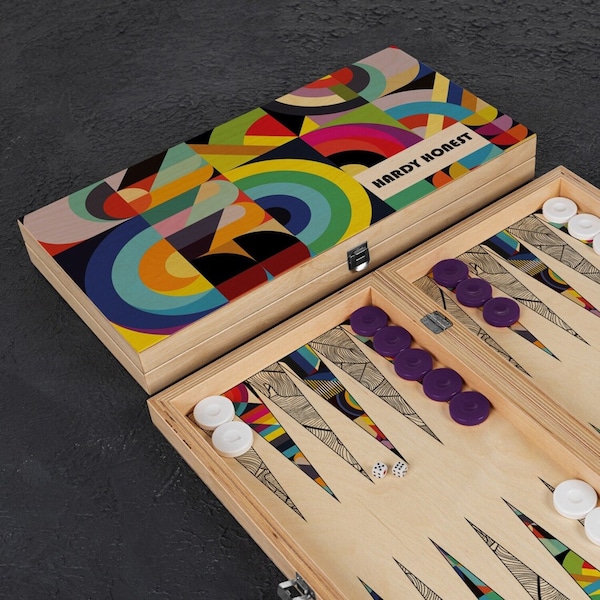 Gepersonaliseerde houten backgammonset met kleurrijk ontwerp. Op maat gemaakt houten bordspel als housewarming-cadeau. Handgemaakt bordspel. Aangepast tafelspel.