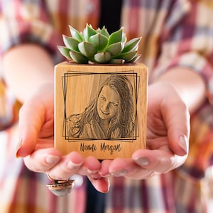 Gepersonaliseerde plantenbak onvergetelijk als Valentijnsdagcadeau. Aangepaste houten bloembak. Gepersonaliseerde potten met gegraveerde foto als buiten- en tuindecor