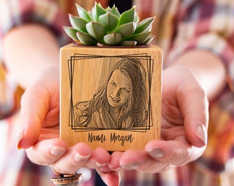 Personalisiertes Pflanzgefäß als Valentinstagsgeschenk. Benutzerdefinierte Holz Blumenkasten. Personalisierte Töpfe mit Fotogravur als Geschenk für Sie.