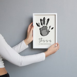 Cadre empreinte de main famille papa maman - auto-adhésif - Unique grand-mère, grand-mère, nouvelle maman, faire-part de bébé, cartes pour la fête des mères et des pères, panneau en bois