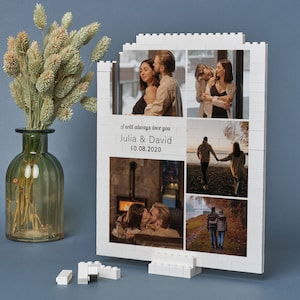 Könnte beinhalten: Ein weißer Lego-Foto-Rahmen mit sechs verschiedenen Fotos eines Paares. Der Text "I will always love you Julia & David 10.08.2020" ist auf dem Rahmen gedruckt.