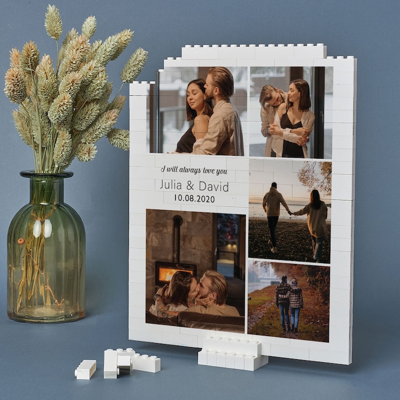 Puede incluir: Un marco de fotos de Lego blanco con seis fotos diferentes de una pareja. El texto "I will always love you Julia & David 10.08.2020" est&aacute; impreso en el marco.